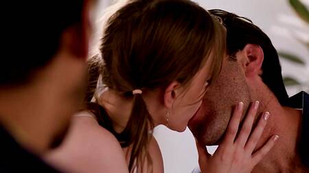 Милая развратница ебется с черным парнем и хозяином дома