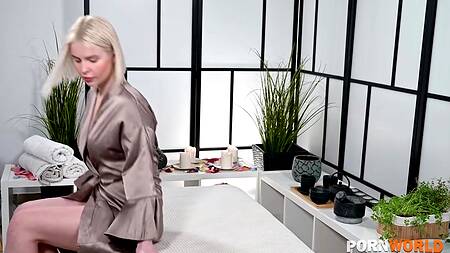 Белокурая милашка отдалась во все дырочки двум массажистам