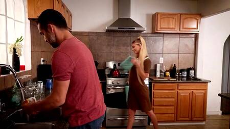 Если мать не видит, можно отсосать член отчима на кухне