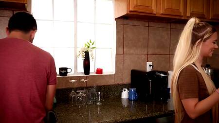 Если мать не видит, можно отсосать член отчима на кухне