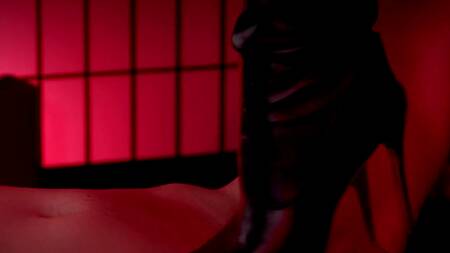 Посадила парня на цепь и доминирует над ним