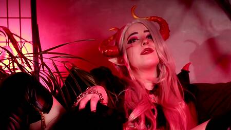 Посадила парня на цепь и доминирует над ним