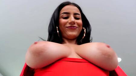 Приласкала хуй большими сиськами и жарко трахнулась с парнем