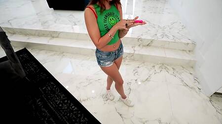 Миниатюрная рыжуля в коротких шортах напросилась на секс