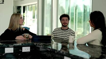 Трахает загорелую красотку, а жена смотрит и снимает