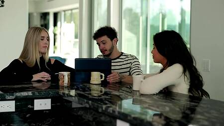 Трахает загорелую красотку, а жена смотрит и снимает