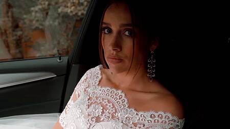 Сбежала с собственной свадьбы и ебется с таксистом
