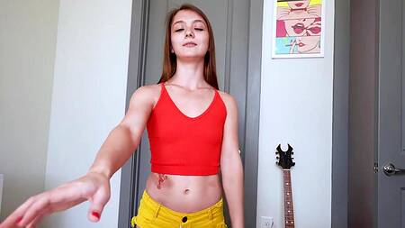 Говорит с мамой по телефону пока сосет член отчима