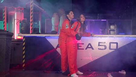 Пошел играть в лазертаг и трахнул там двух телок