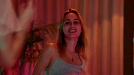 Красотка сблизилась с работником отеля и наслаждается анальным сексом