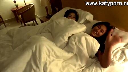 Двум красивым азиаткам нравится промышлять проституцией