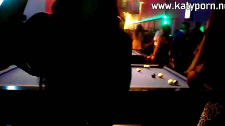 Подцепил в клубе сразу двух подруг проституток