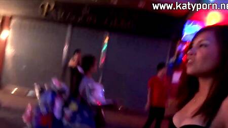 Снял азиатскую проститутку в клубе и ебет её в отеле