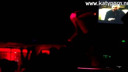 Снял азиатскую проститутку в клубе и ебет её в отеле