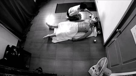 Стройная массажистка переходит от эротического массажа, до секса