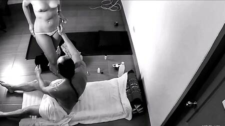 Стройная массажистка переходит от эротического массажа, до секса