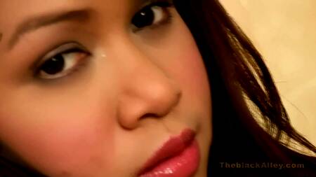 Стройная азиатка увлажняет тело маслом и мастурбирует