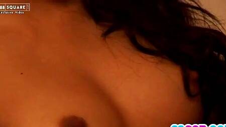 Азиатка на эротической фотосессии засовывает в киску дилдо