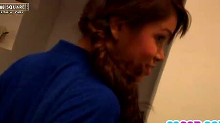 Азиатка на эротической фотосессии засовывает в киску дилдо