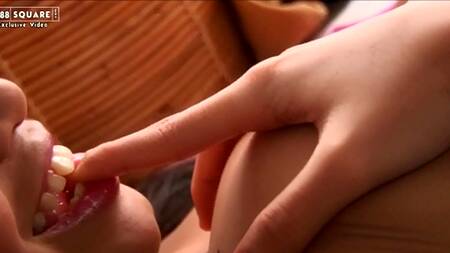 Азиатка в пижаме показывает попку перед камерой