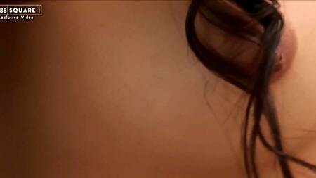 Азиатка на фотосессии раздвигает булки и показывает очко