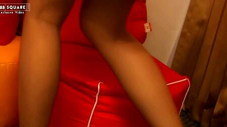 Милая азиатка задирает юбку и расставляет ножки на фотосессии