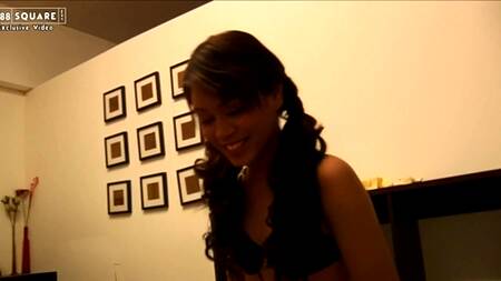 Милая азиатка задирает юбку и расставляет ножки на фотосессии