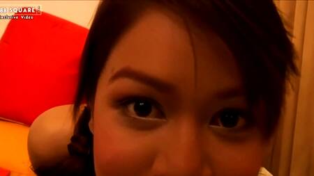 Милая азиатка задирает юбку и расставляет ножки на фотосессии