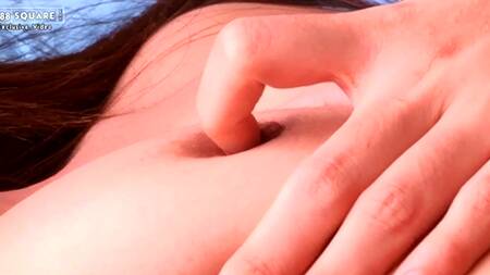 Стройная азиатка в эротической фотосессии с раздеванием