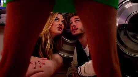 Пришел стирать вещи, но занялся сексом втроем с двумя красотками