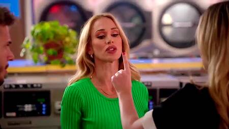 Пришел стирать вещи, но занялся сексом втроем с двумя красотками