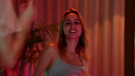 Красотка устала от подруг и занялась с незнакомцем анальным сексом