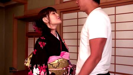 Худенькая японка обожает, когда ей кончают в киску