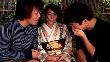 Японская гейша наслаждается групповым сексом с двумя парнями