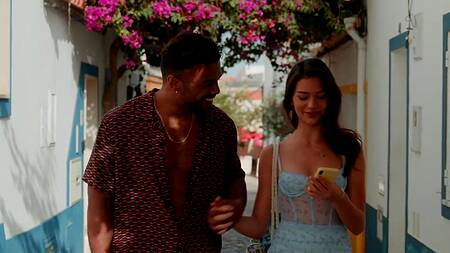 Сделала негру минет на улице и потом трахнулась с ним уже дома