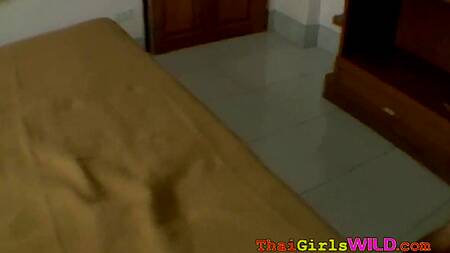 Улыбчивой азиатке нравится сниматься в домашнем порно