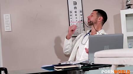Подрочила перед обследованием и отдалась доктору в попку