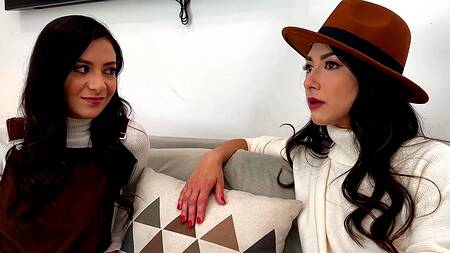 Счастливый муж трахает жену и её развратную подругу