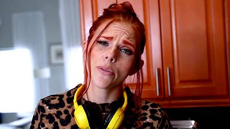 Рыженькая милфа давно не трахалась - соблазняет сантехника