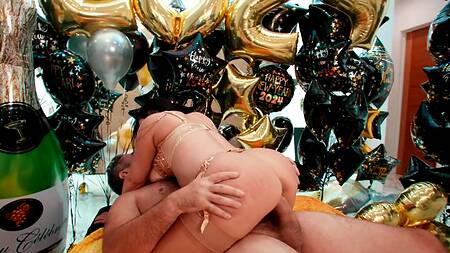 С новым годом! А теперь давай страстно ебатьс я