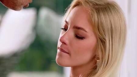 Жаркая няня соблазняет на интим женатого мужчину