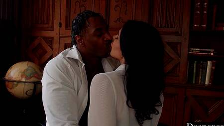 На анальный секс с помощницей всегда найдется время