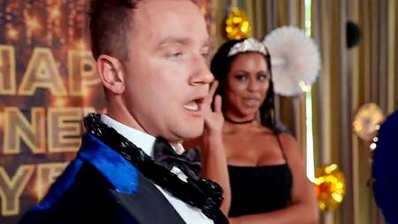 Отпраздновал новый год и изменил девушке с двумя