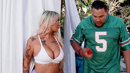 Татуированная жена друга соблазнила на межрасовый секс