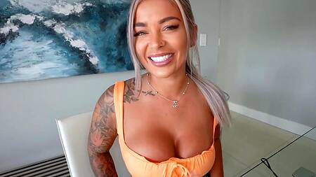 Пригласил молодого негра, чтобы тот трахал жену