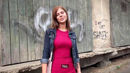 Милая телка с красном белье готова ебаться за деньги