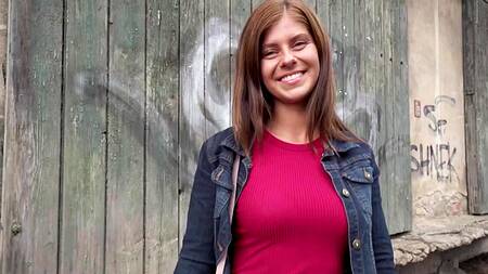 Милая телка с красном белье готова ебаться за деньги