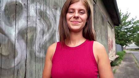 Милая телка с красном белье готова ебаться за деньги