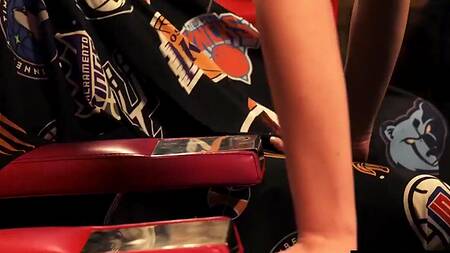 Завсегдатаи барбершопа занимаются необычным делом - трахают девушку