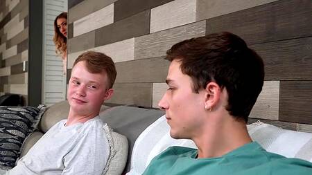 Две красивые милфы совращают двух молодых парней